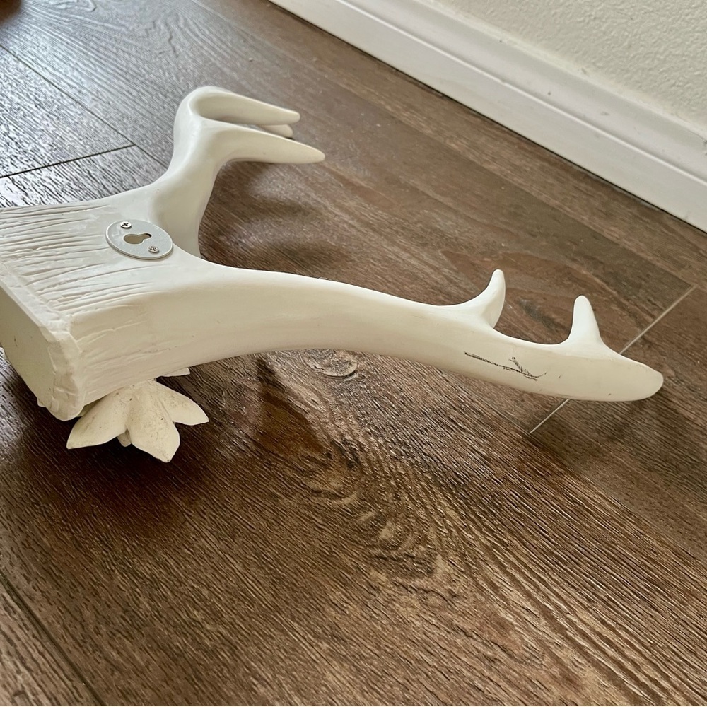 Elegant White Antler Sculpture with Floral Accent fake - Picture 4 of 11